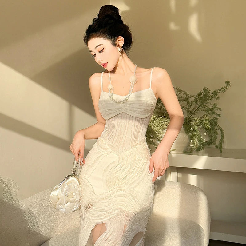 Vestido branco texturizado com alças finas, modelagem justa.