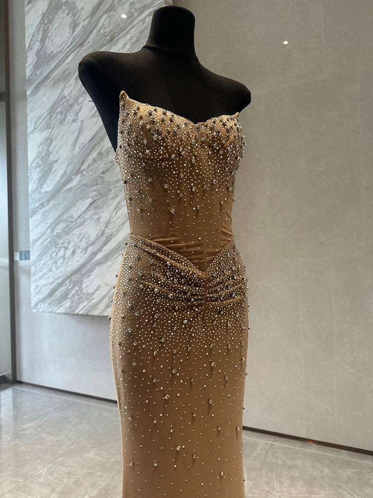 Vestido feminino tomara-que-caia todo com aplicações tipo diamante.