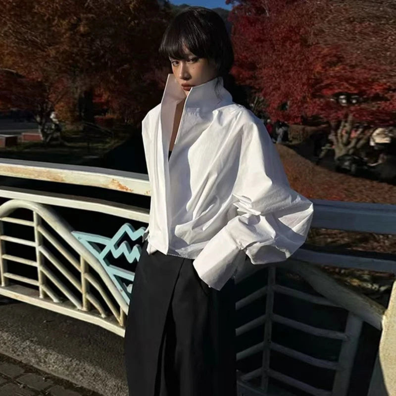 Camisa branca fashion com silhueta ampla, gola alta.