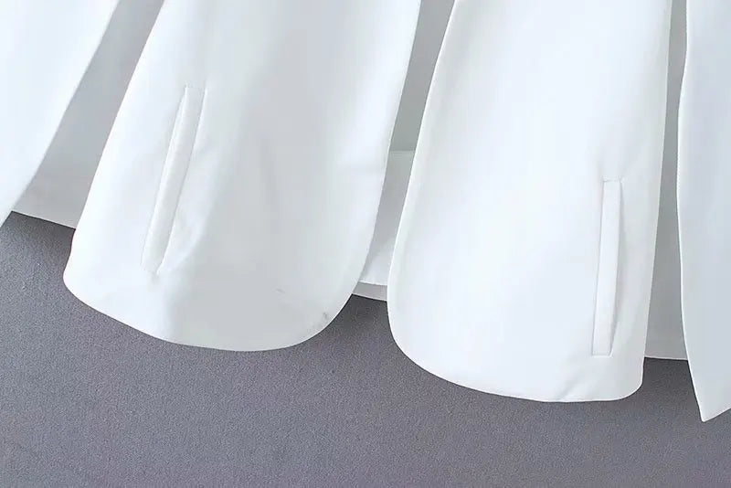 Blazer feminino, elegante, nas cores preto e branco, estilo casual