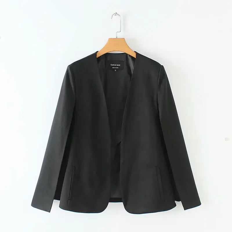 Blazer feminino, elegante, nas cores preto e branco, estilo casual