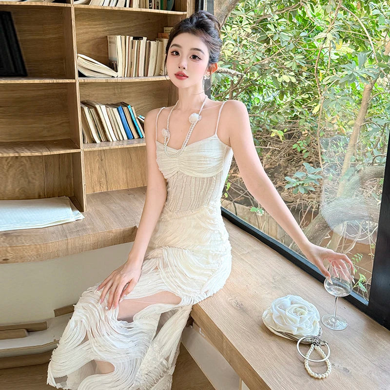 Vestido branco texturizado com alças finas, modelagem justa.