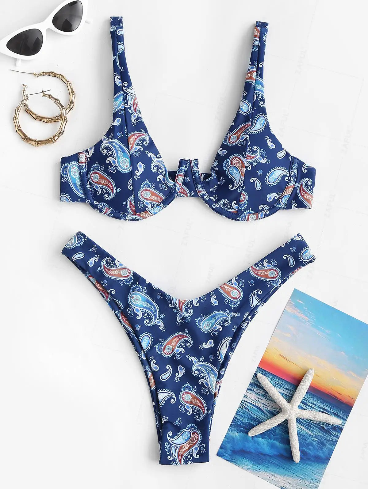 Biquíni com estampa paisley, cava alta (high cut) e aro único (monowire).