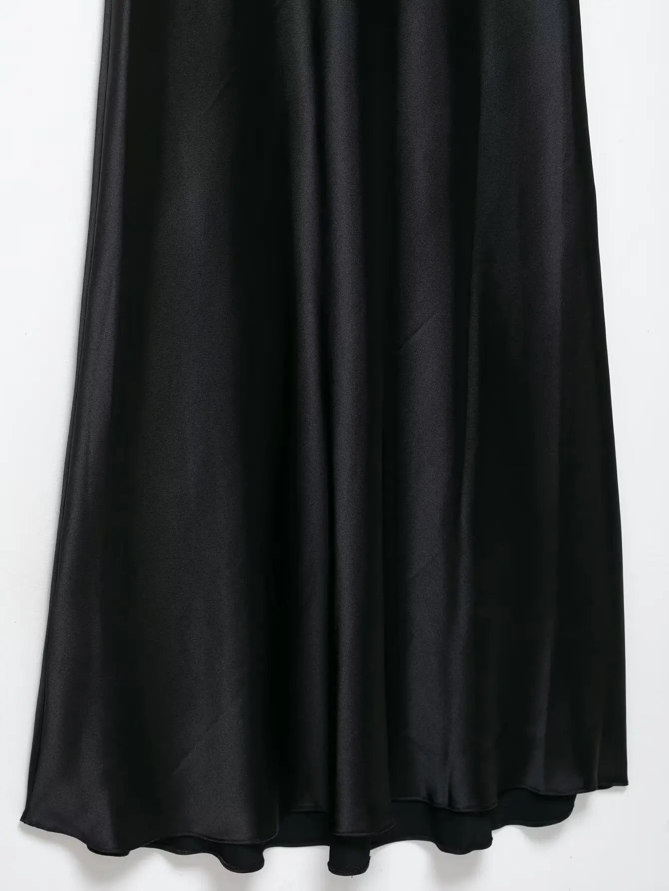 Vestido feminino BSK&amp;TRAF verão 2025, elegante, de cor lisa, em tecido acetinado, sem mangas.