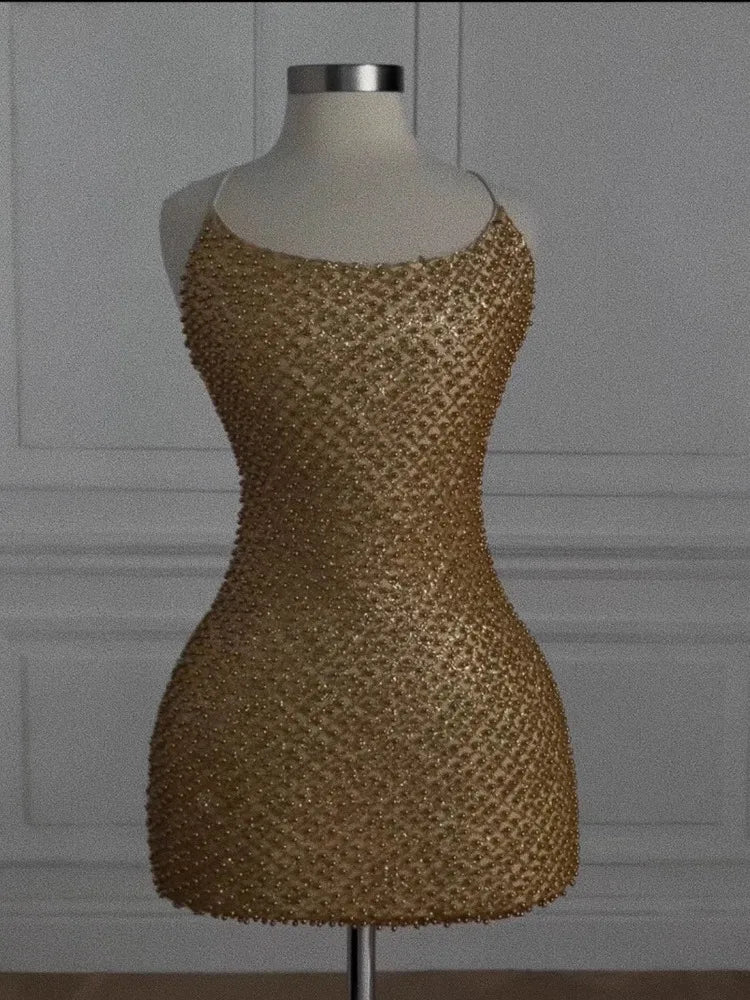 Vestido feminino fashion com miçangas douradas