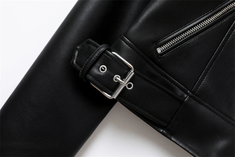 Jaqueta feminina preta em couro sintético primavera 2024, casual, com zíper e cinto, estilo biker.