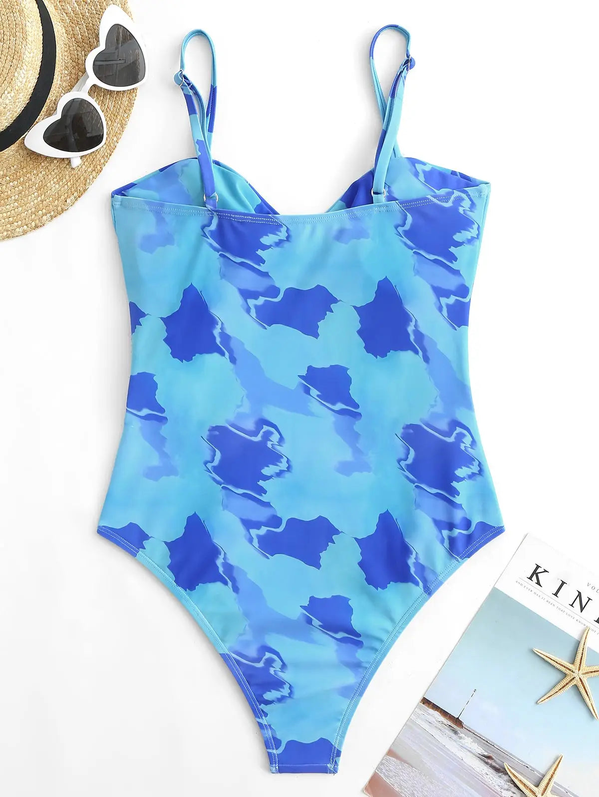 Maiô cavado tie‑dye com recortes e cintura alta.