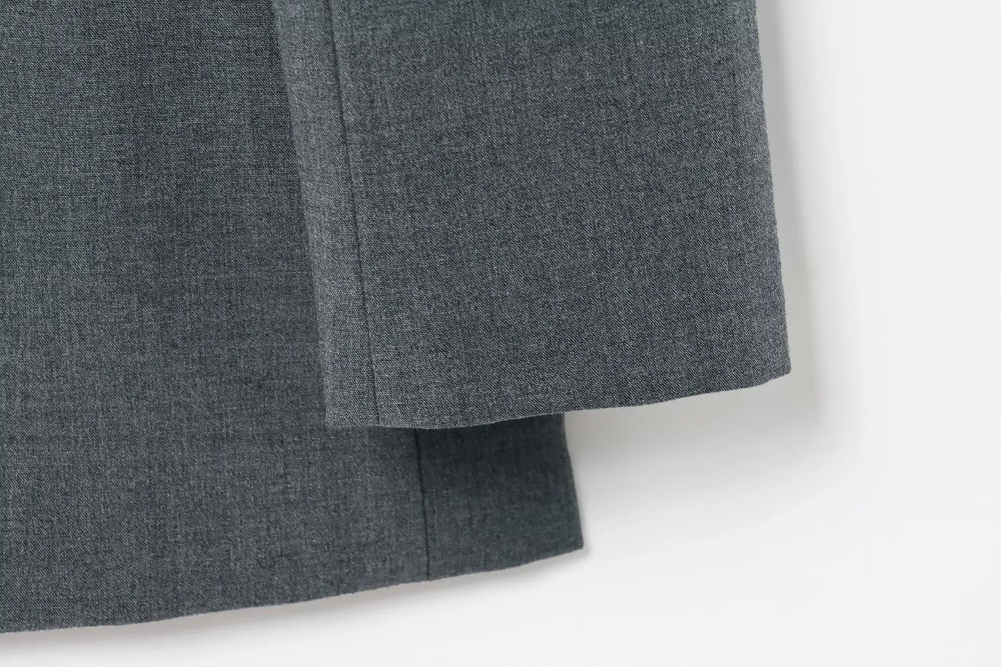 Blazer feminino 2025 com lapela, mangas longas e ombreiras, modelo de paletó double-breasted (com dois botões na frente), jaqueta para o dia a dia, soltinha e versátil.