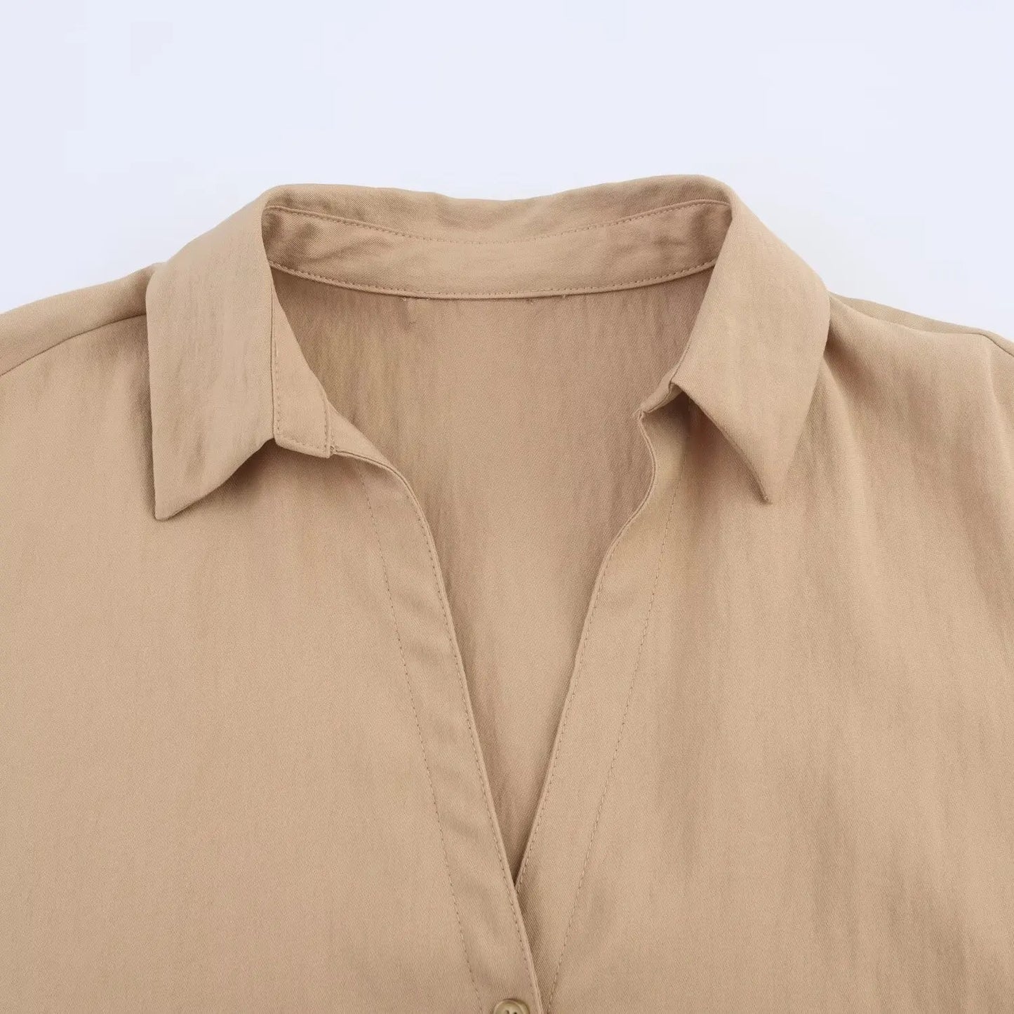 Camisa feminina BSK&amp;TRAF Verão 2025, com lapela, mangas curtas amplas e modelagem solta, estilo casual e elegante.