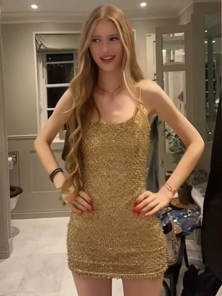 Vestido feminino fashion com miçangas douradas