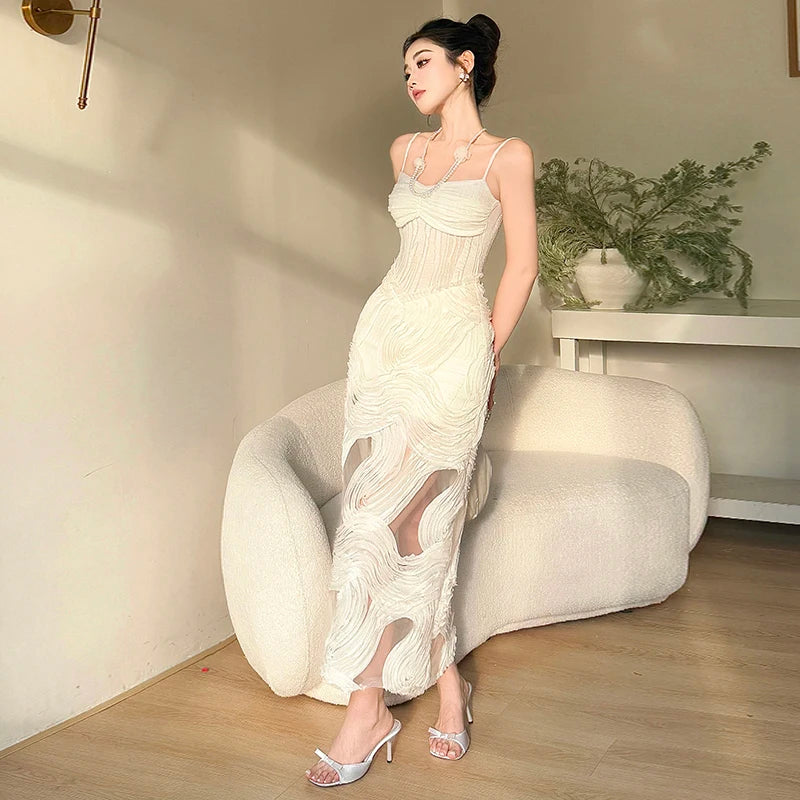 Vestido branco texturizado com alças finas, modelagem justa.