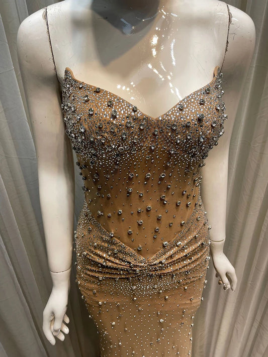 Vestido feminino tomara-que-caia todo com aplicações tipo diamante.