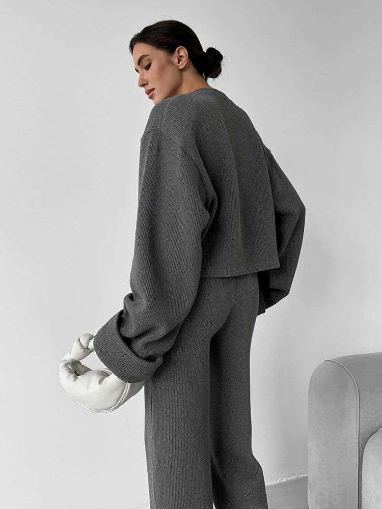 Conjunto feminino 2 peças: Suéter e calça de malha.