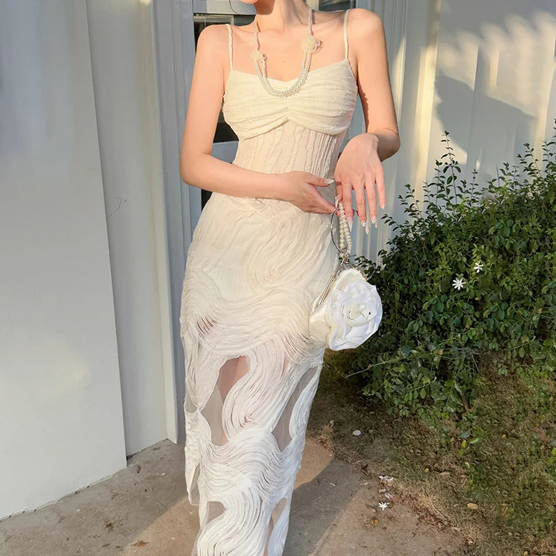 Vestido branco texturizado com alças finas, modelagem justa.