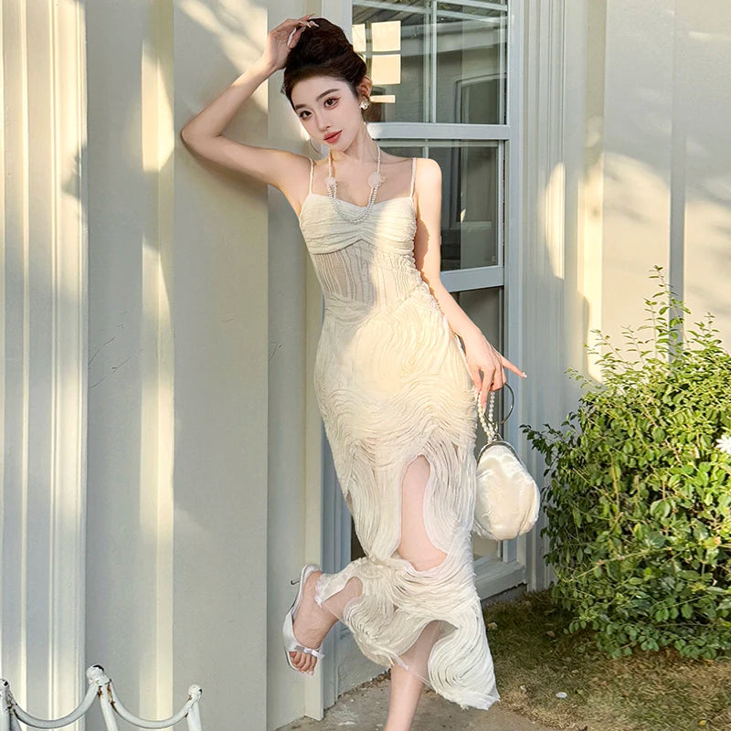 Vestido branco texturizado com alças finas, modelagem justa.