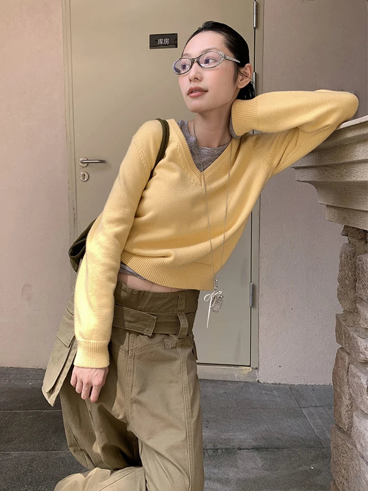 Cardigã feminino de tricô azul, com decote em V.