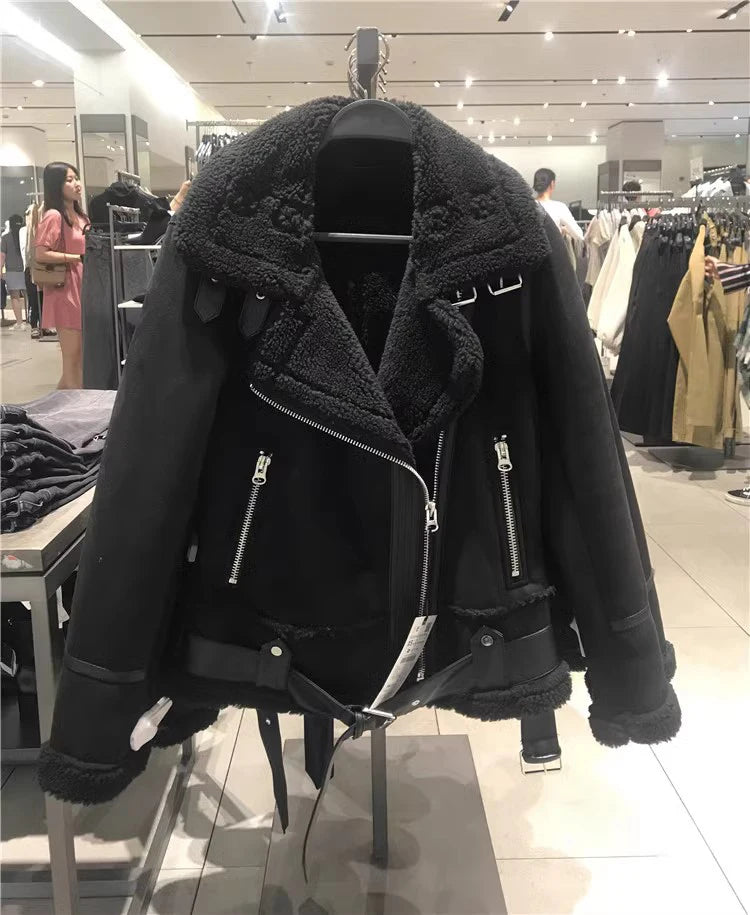 Jaqueta feminina de inverno 2025 em camurça grossa e quente, com forro de lã, modelo curto estilo motoqueiro em marrom, casaco em couro sintético tipo shearling/pele de carneiro.