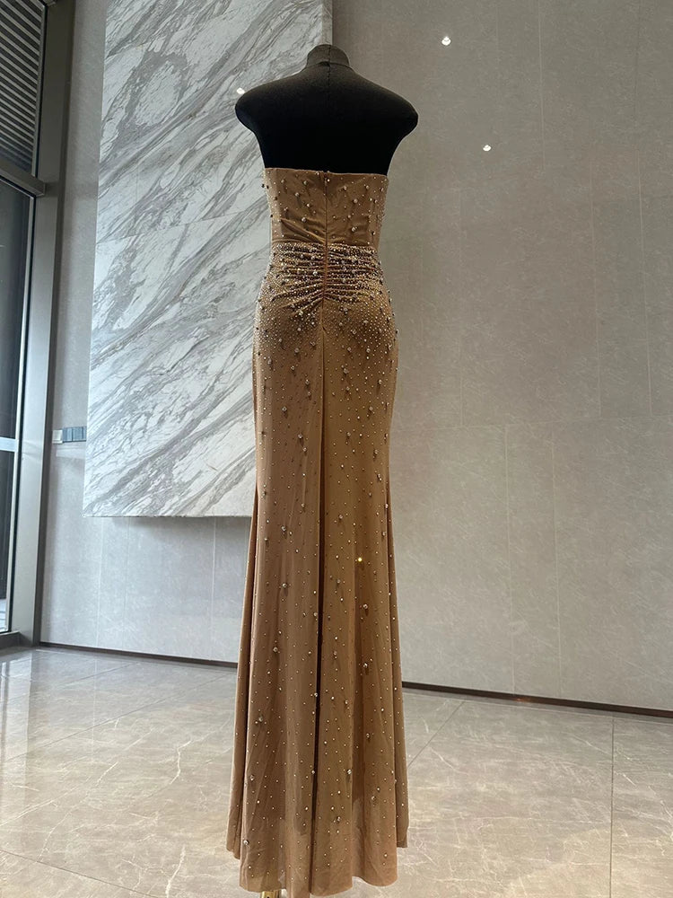 Vestido feminino tomara-que-caia todo com aplicações tipo diamante.