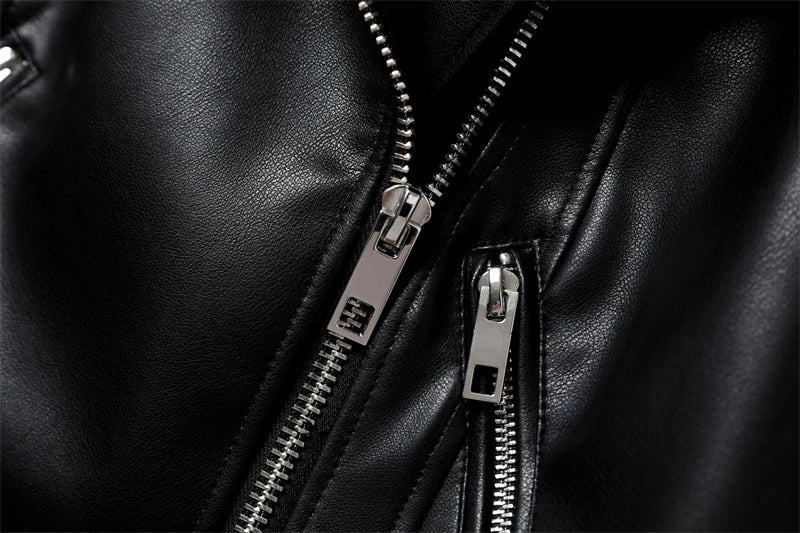 Jaqueta feminina preta em couro sintético primavera 2024, casual, com zíper e cinto, estilo biker.