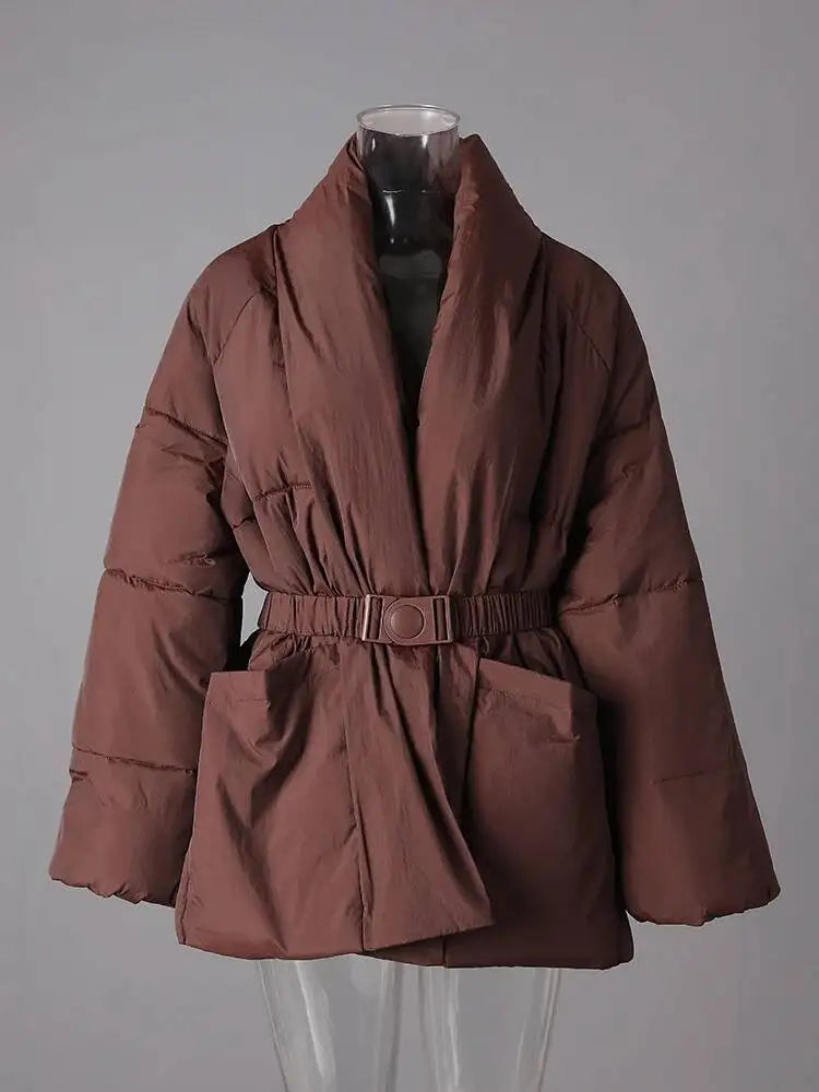 Casaco marrom acolchoado feminino, em algodão, com decote em V, modelagem ampla, bolsos grandes e faixa na cintura, jaqueta grossa e quente para o inverno, lançamento.