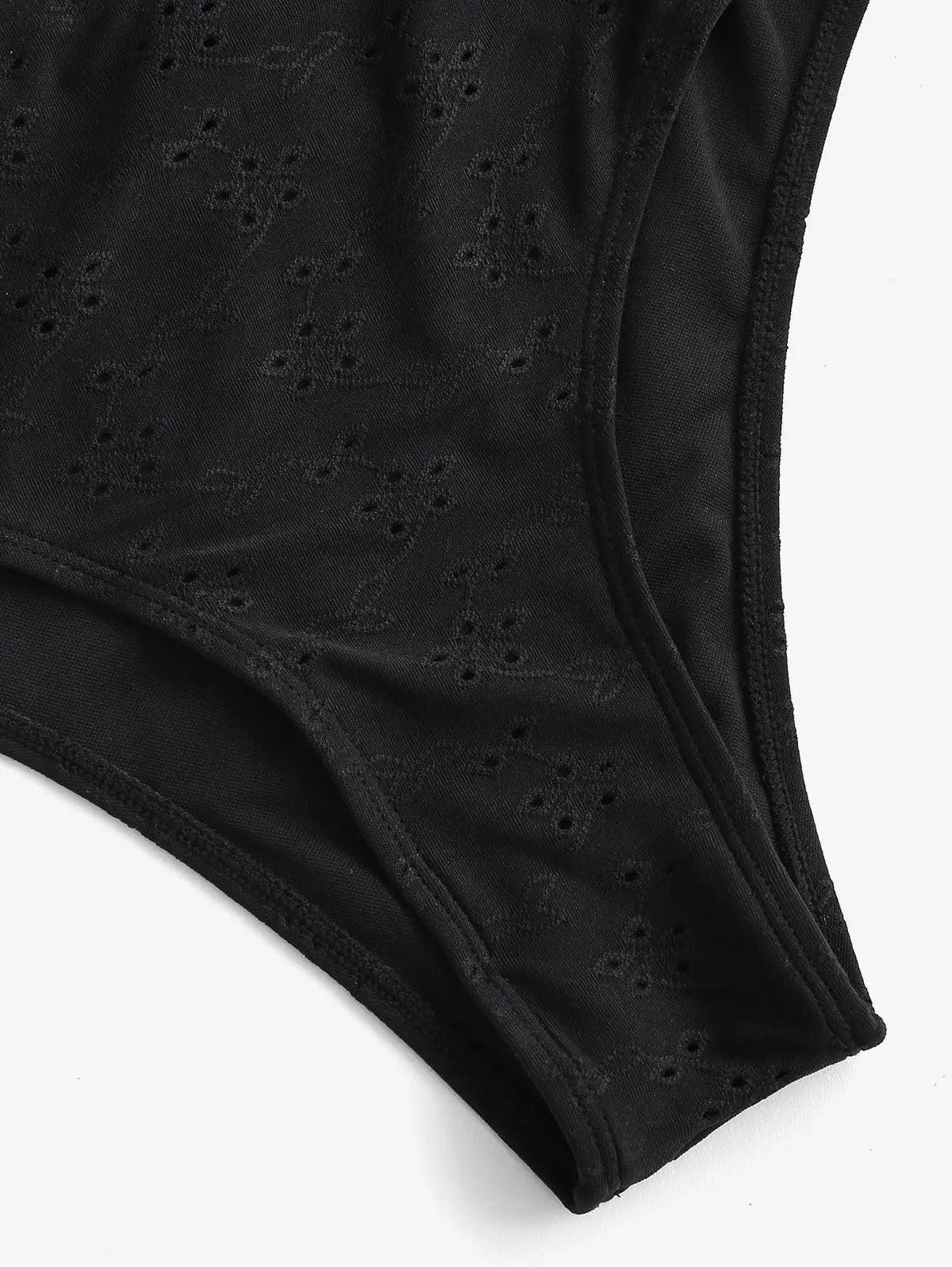 Maiô de um ombro só com recortes (cutout) em bordado inglês.