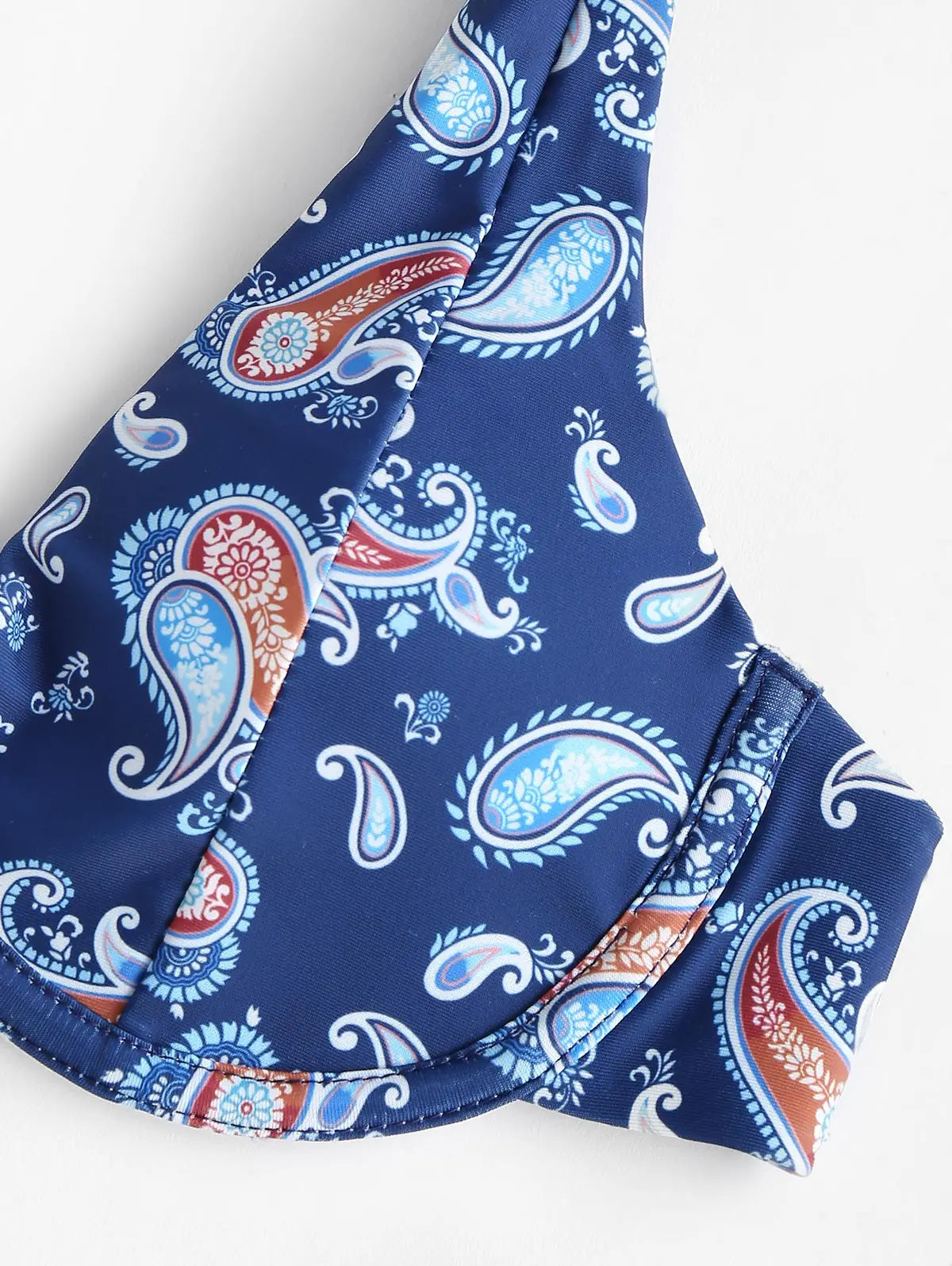 Biquíni com estampa paisley, cava alta (high cut) e aro único (monowire).