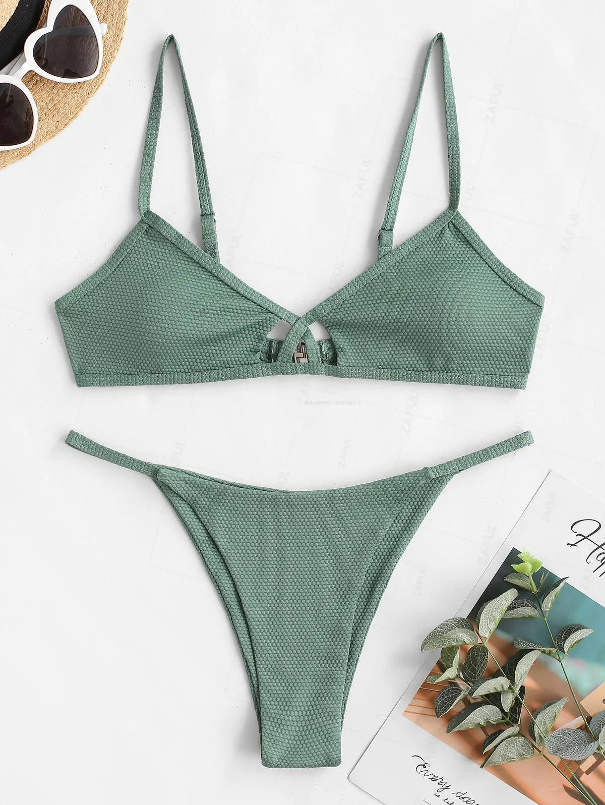 Biquíni sexy com textura, recortes e tiras finas