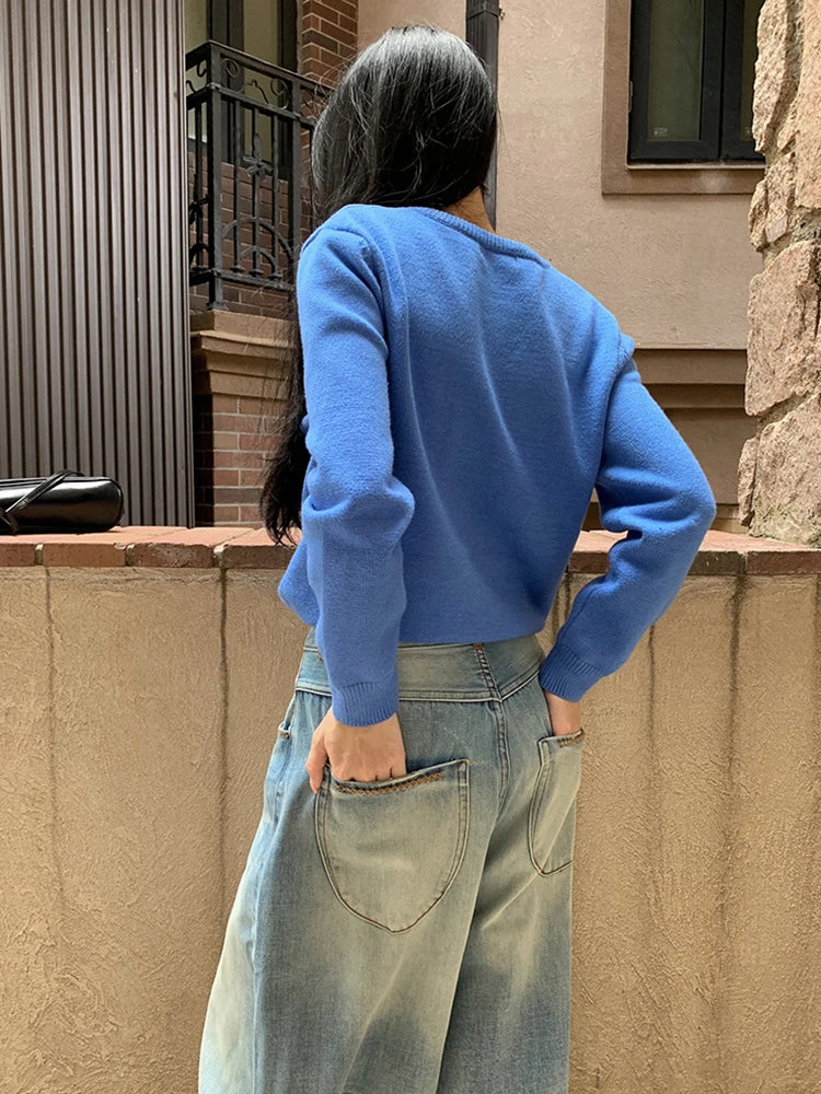 Cardigã feminino de tricô azul, com decote em V.