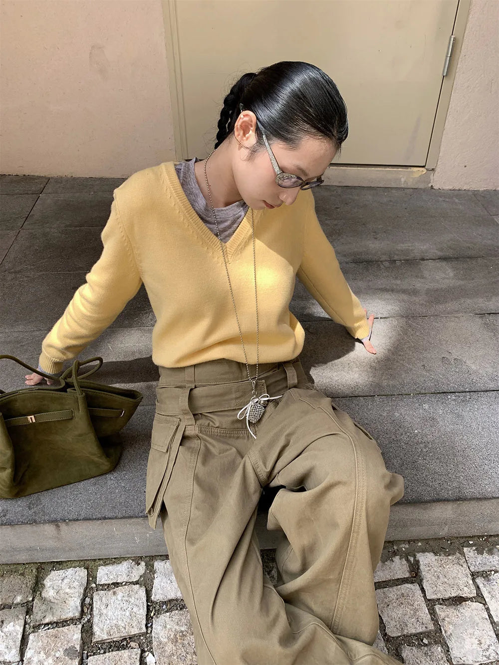 Cardigã feminino de tricô azul, com decote em V.