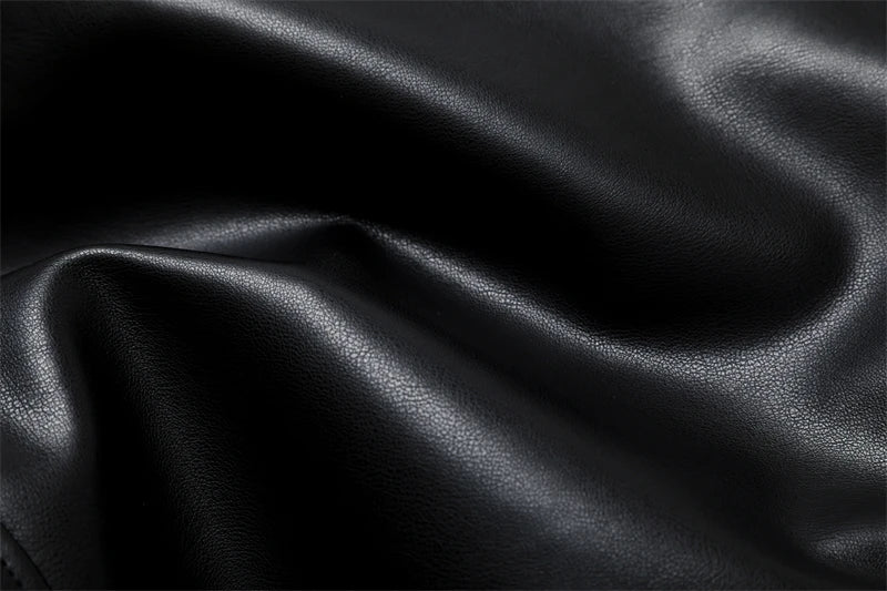 Jaqueta feminina preta em couro sintético primavera 2024, casual, com zíper e cinto, estilo biker.