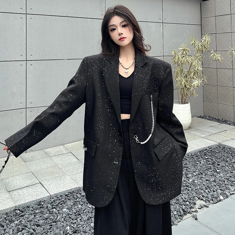 Blazer feminino fashion com paetês e corrente metálica.