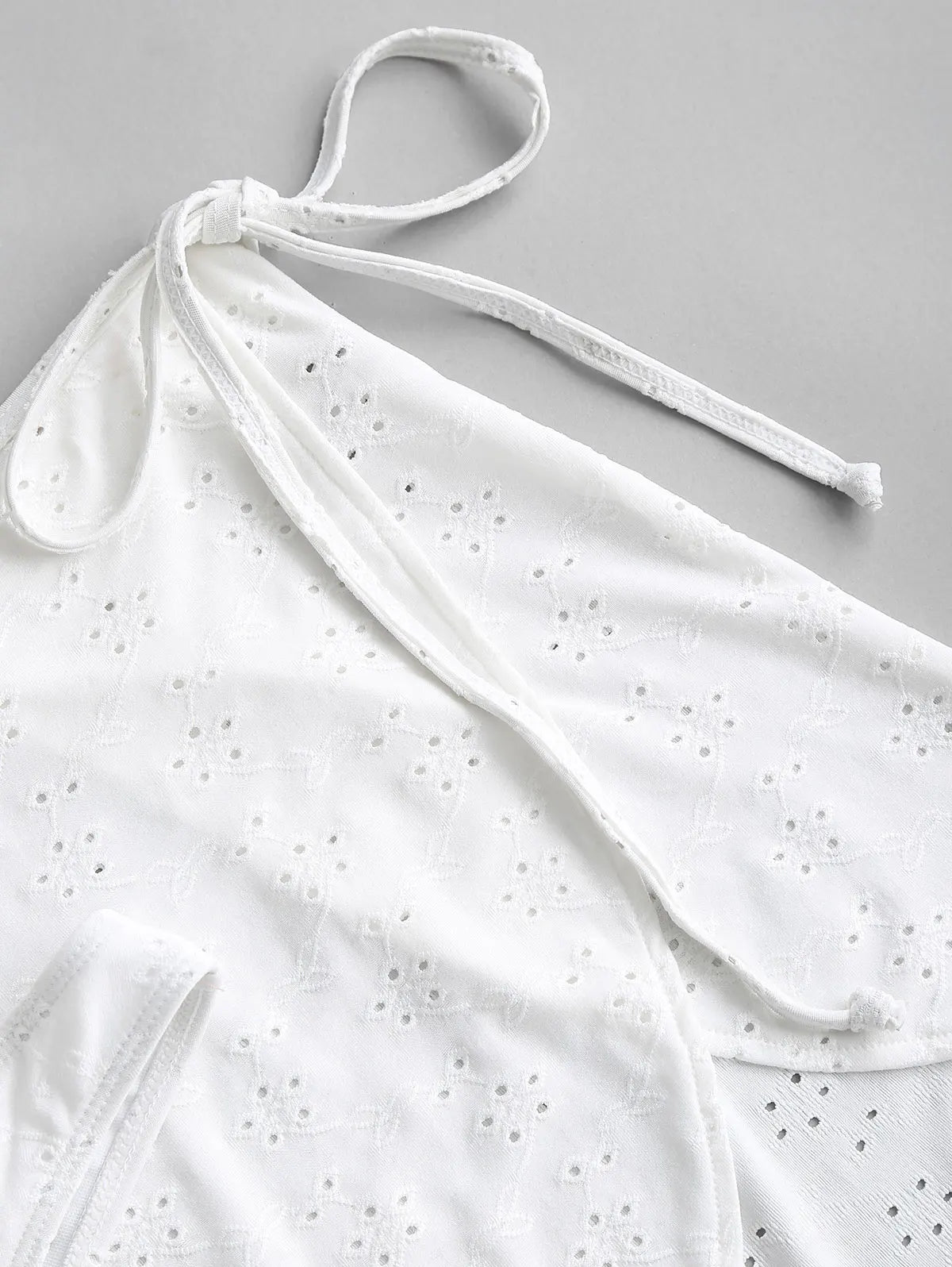 Conjunto de biquíni de três peças com laço e bordado inglês