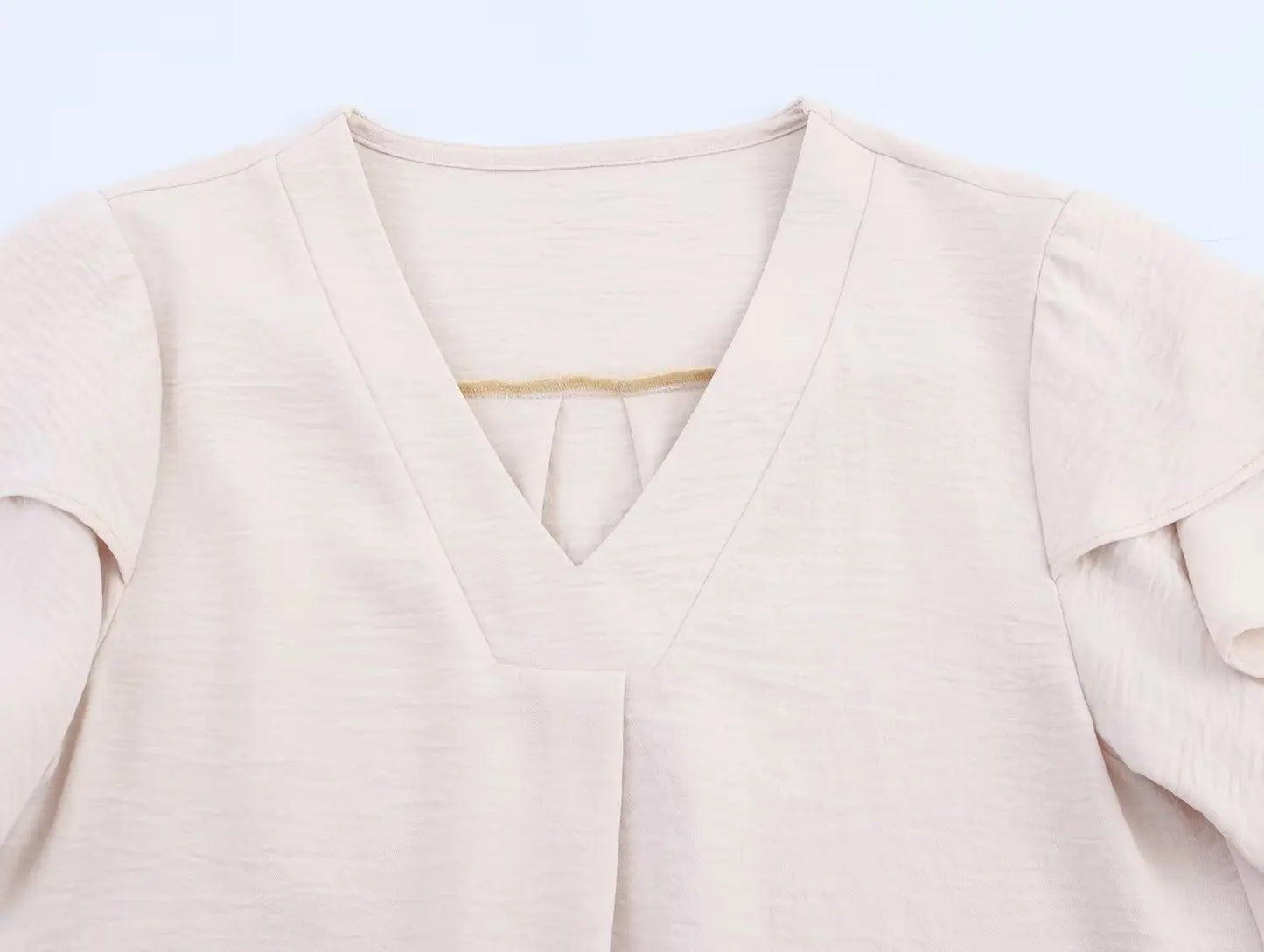 Blusa feminina verão 2025, cor lisa, estilo “commuter” (para o dia a dia), decote em V, de chiffon, com babados, manga curta, peça versátil que combina com tudo.