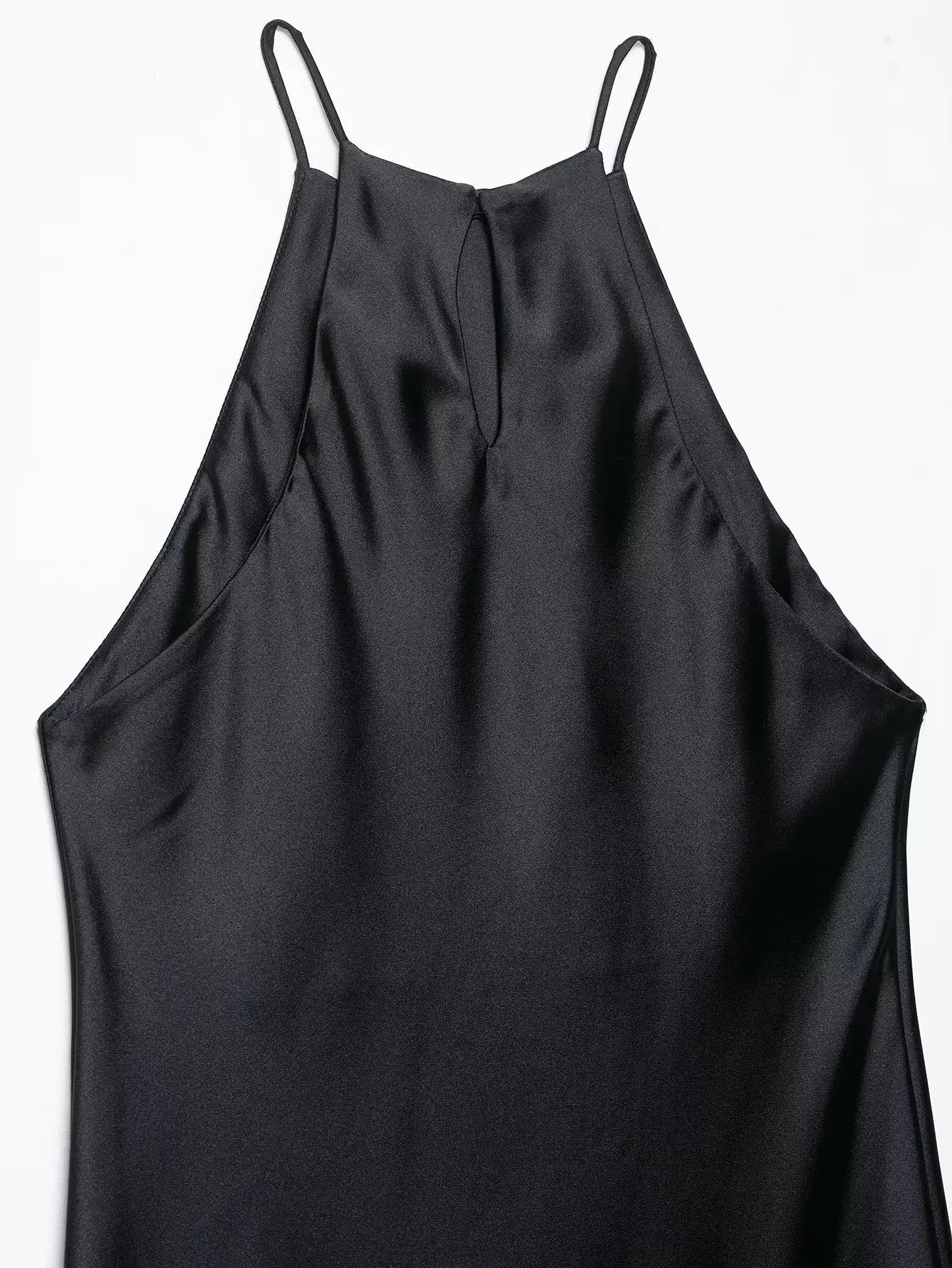 Vestido feminino BSK&amp;TRAF verão 2025, elegante, de cor lisa, em tecido acetinado, sem mangas.