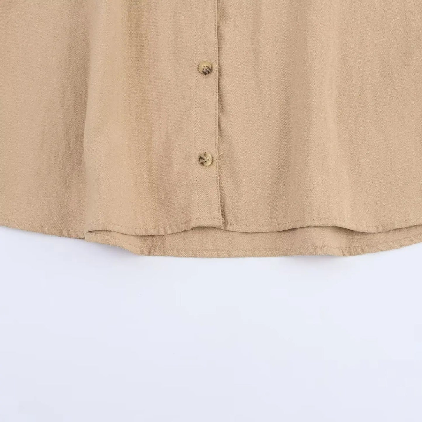 Camisa feminina BSK&amp;TRAF Verão 2025, com lapela, mangas curtas amplas e modelagem solta, estilo casual e elegante.