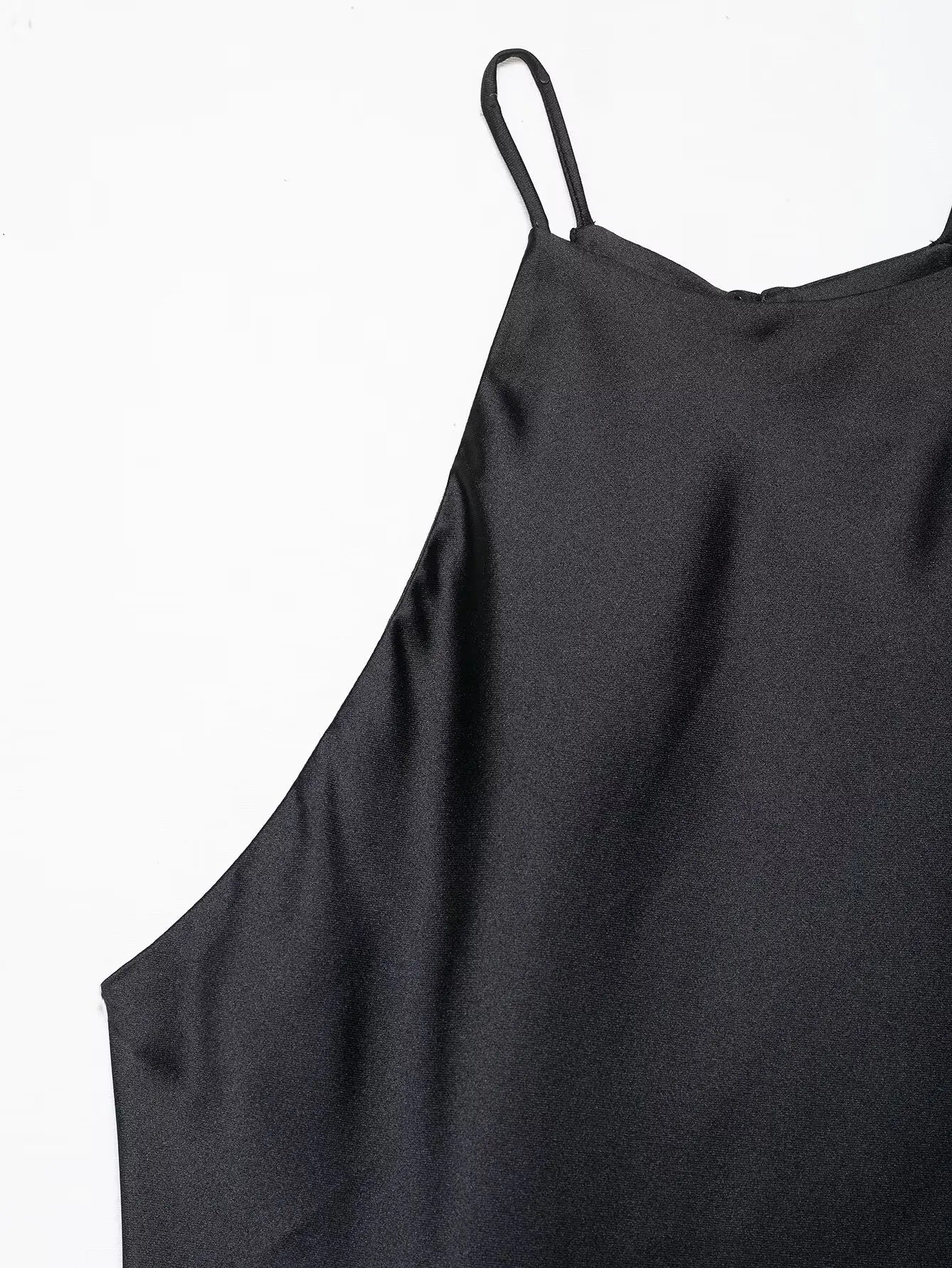 Vestido feminino BSK&amp;TRAF verão 2025, elegante, de cor lisa, em tecido acetinado, sem mangas.