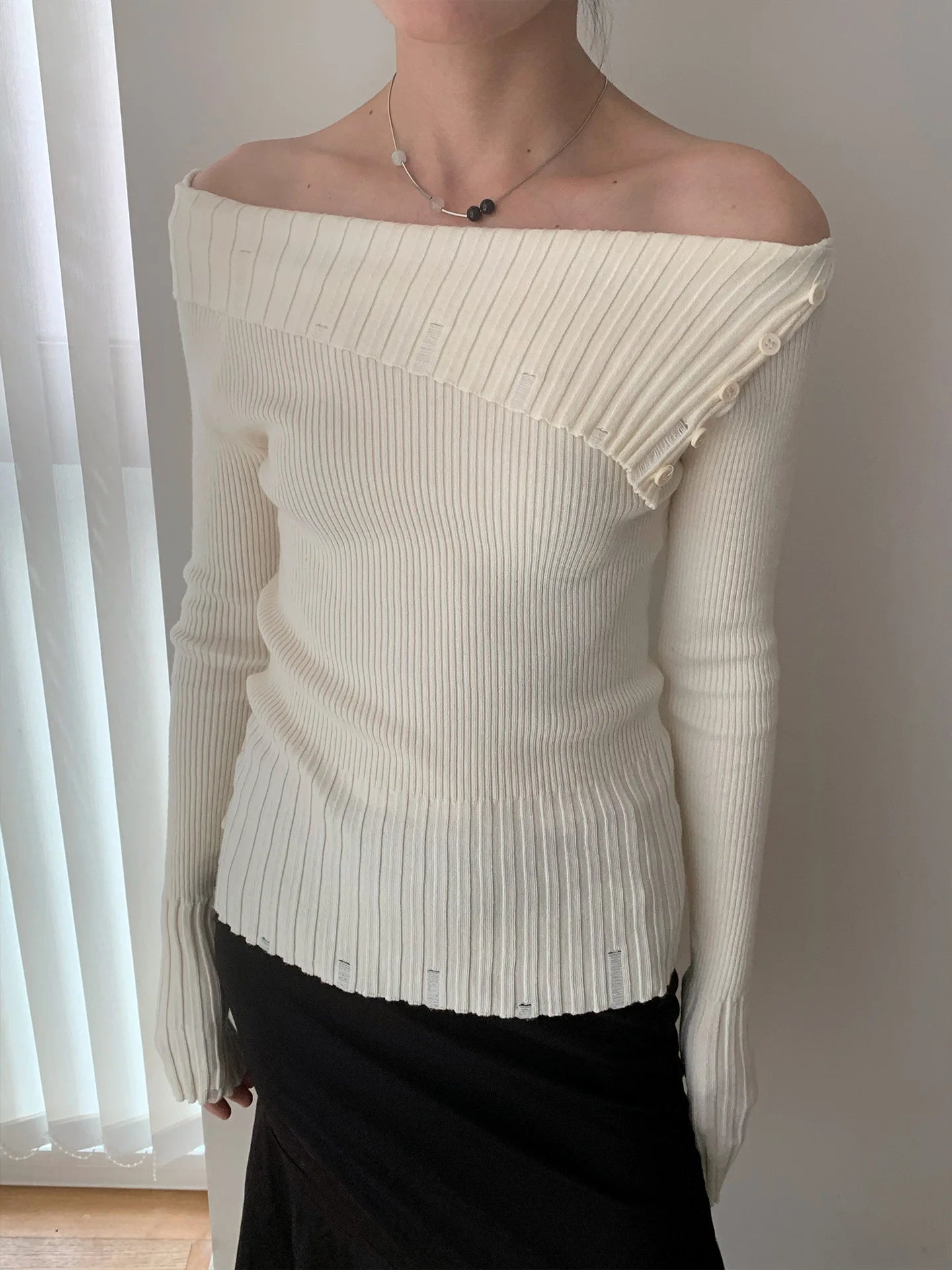 Suéter feminino preto ombro a ombro.