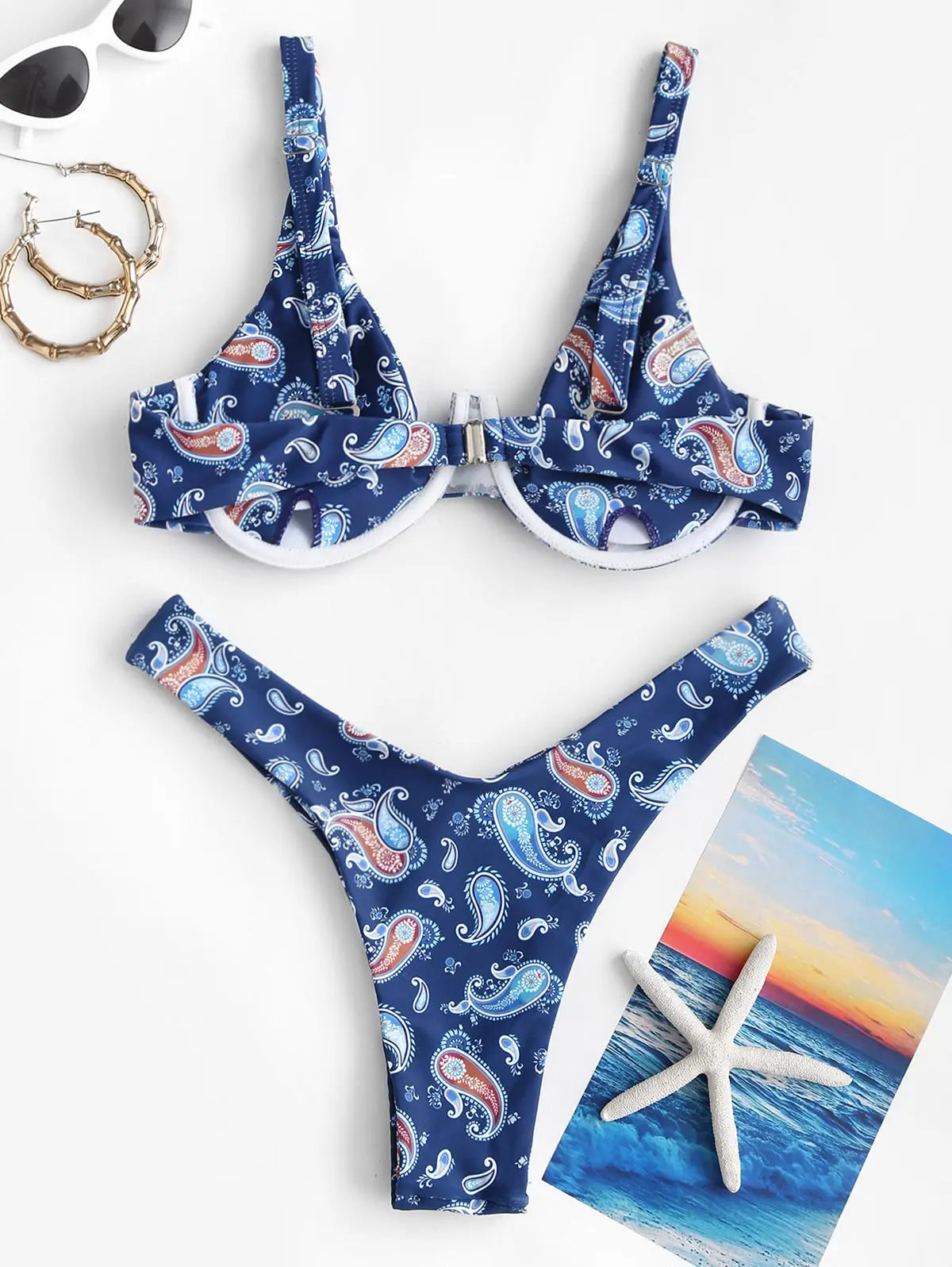 Biquíni com estampa paisley, cava alta (high cut) e aro único (monowire).