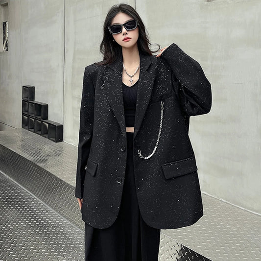 Blazer feminino fashion com paetês e corrente metálica.