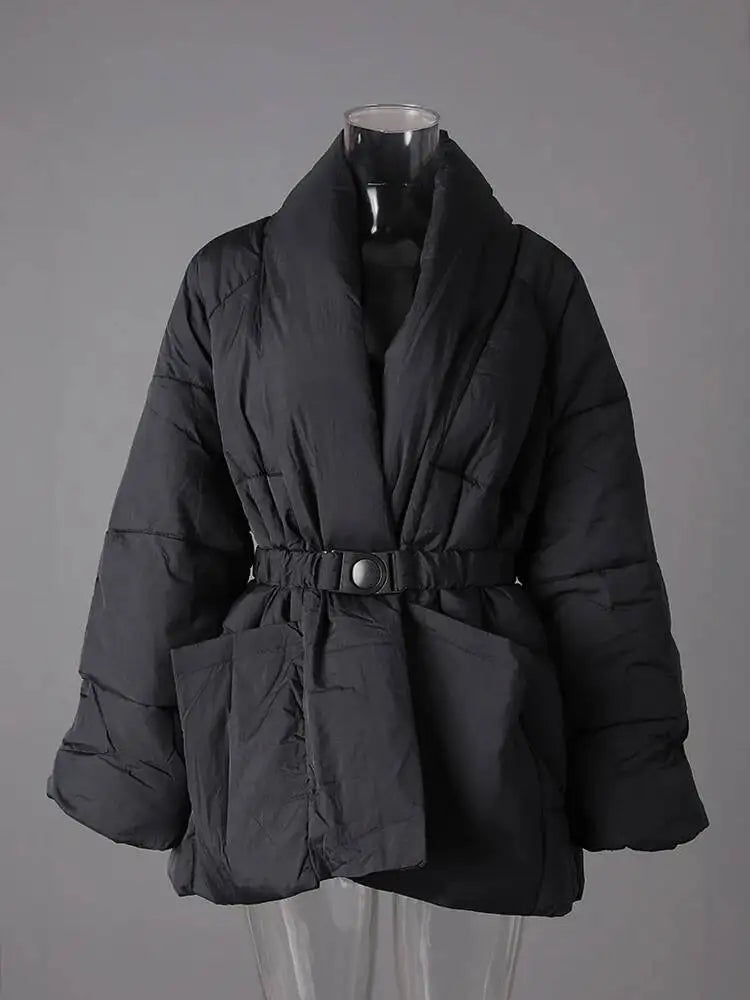 Casaco marrom acolchoado feminino, em algodão, com decote em V, modelagem ampla, bolsos grandes e faixa na cintura, jaqueta grossa e quente para o inverno, lançamento.