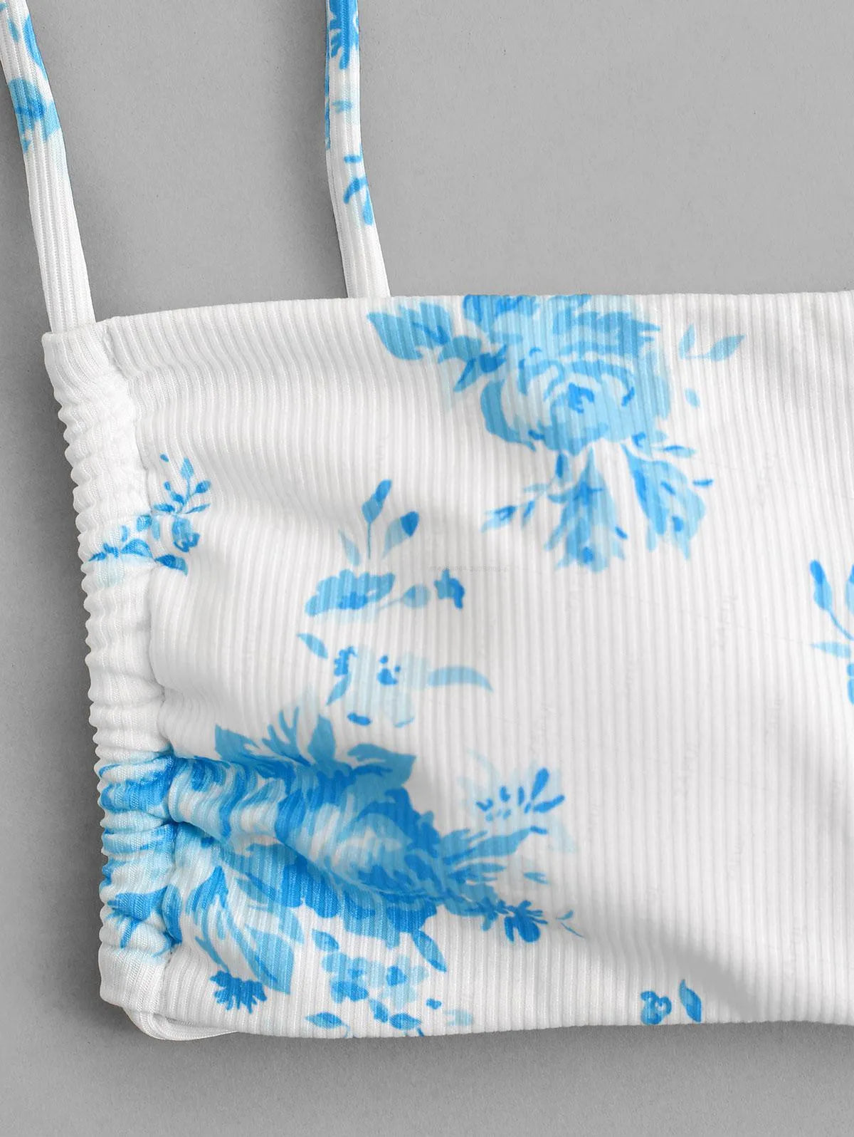 Biquíni fashion com estampa de rosas azul.