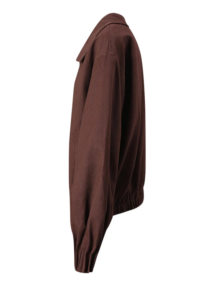 Jaqueta casual vintage oversized em tom café, nova, com lapela e mangas longas, casaco feminino fashion para primavera e outono 2025.