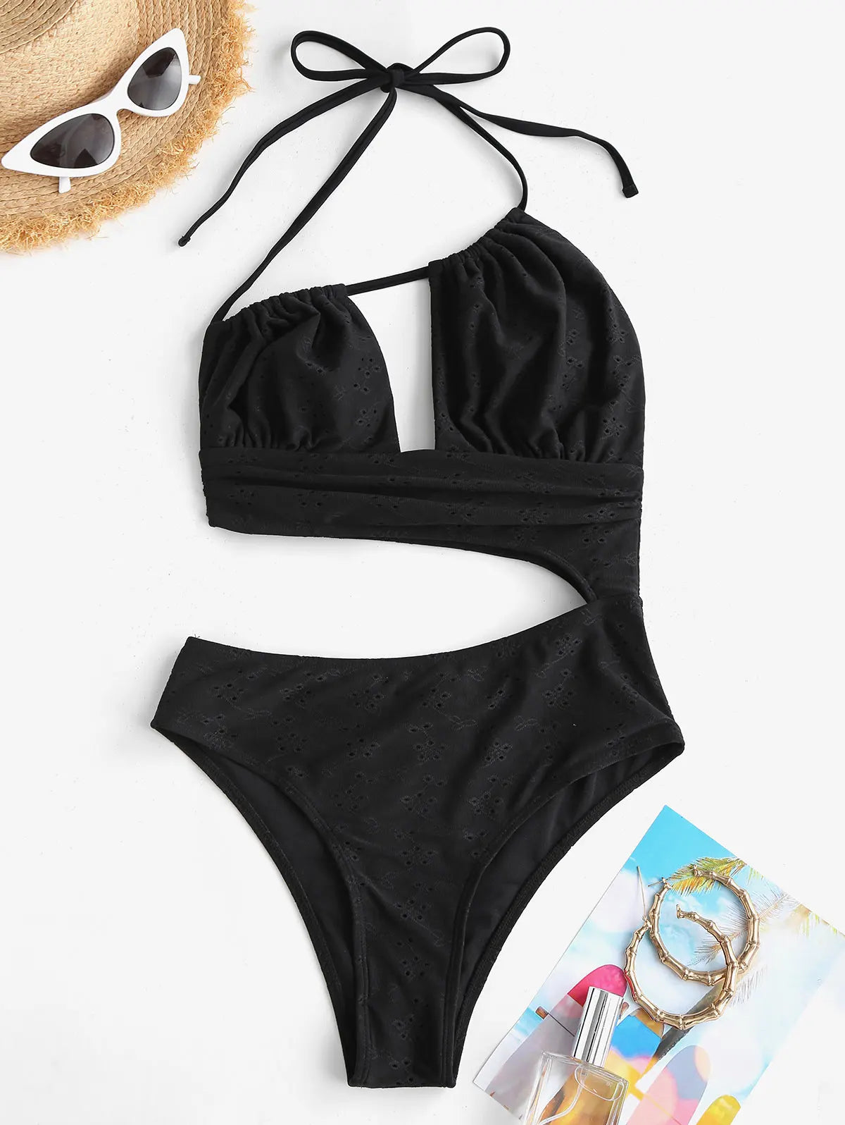 Maiô de um ombro só com recortes (cutout) em bordado inglês.