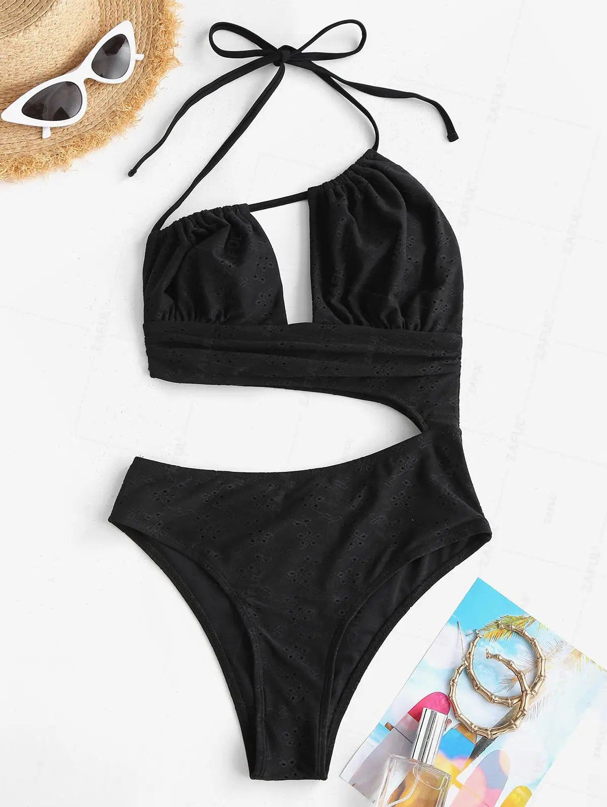 Maiô de um ombro só com recortes (cutout) em bordado inglês.