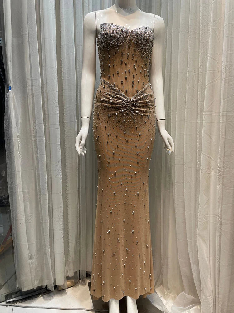 Vestido feminino tomara-que-caia todo com aplicações tipo diamante.