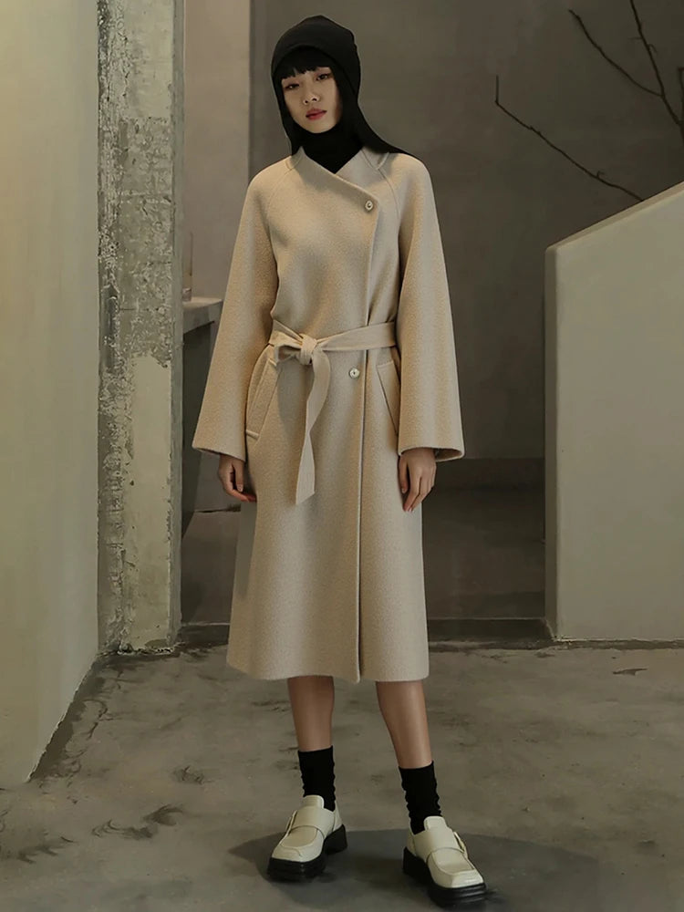 Casaco feminino em lã tom damasco.