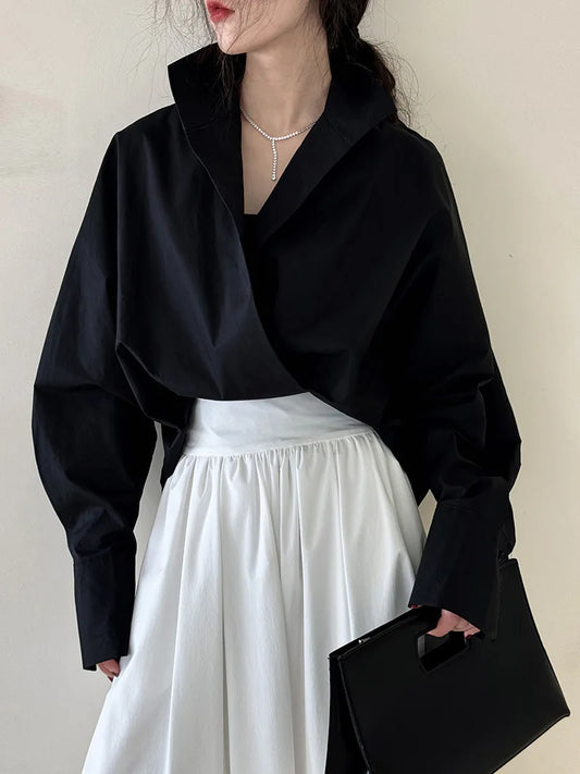 Camisa branca fashion com silhueta ampla, gola alta.