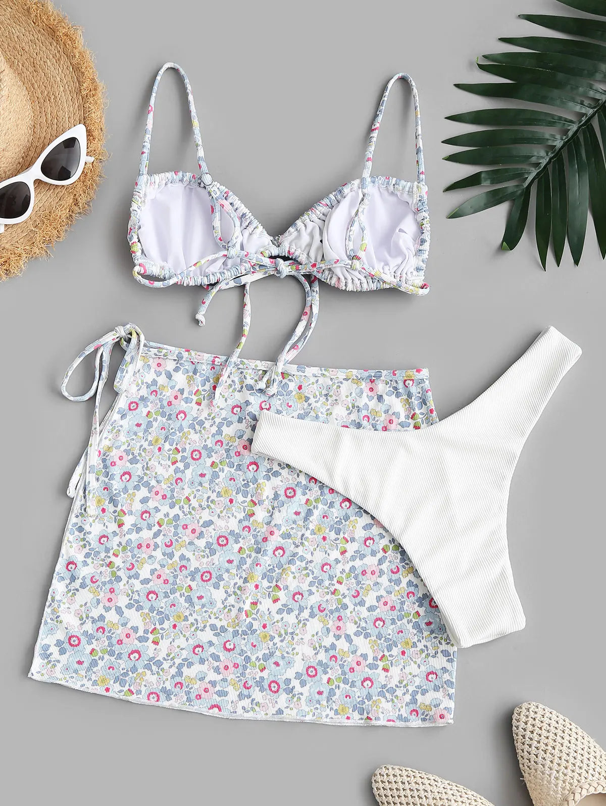 Biquíni floral canelado de três peças com amarrações.