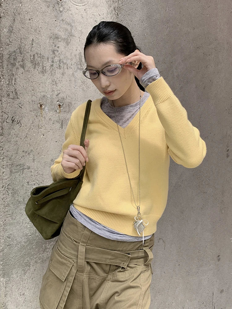 Cardigã feminino de tricô azul, com decote em V.