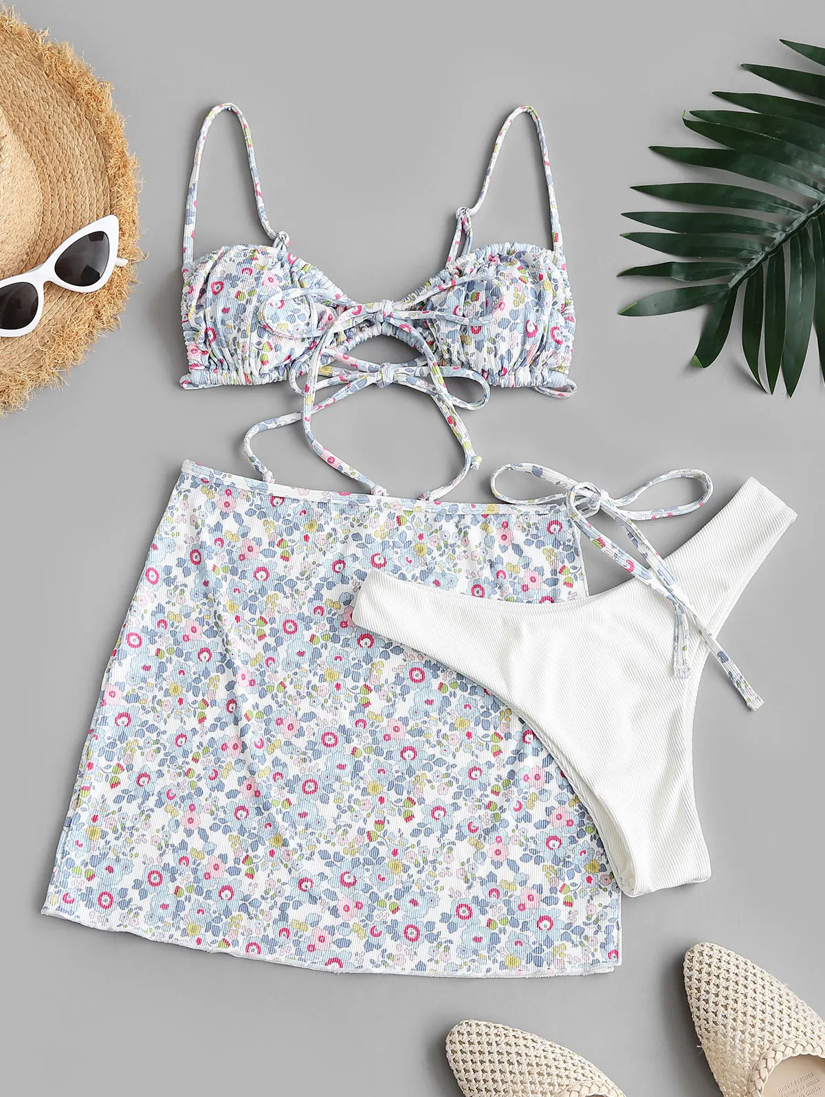 Biquíni floral canelado de três peças com amarrações.